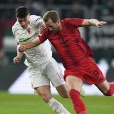 Cédric Zesiger (à gauche, à la lutte avec Harry Kane) a été expulsé vendredi face au Bayern KEYSTONE/AP/Matthias Schrader